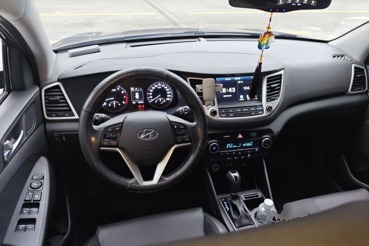 Used Hyundai Tucson 2018 1.6T Dual-Clutch Two-Wheel Drive 15th Anniversary Special Edition Center Console