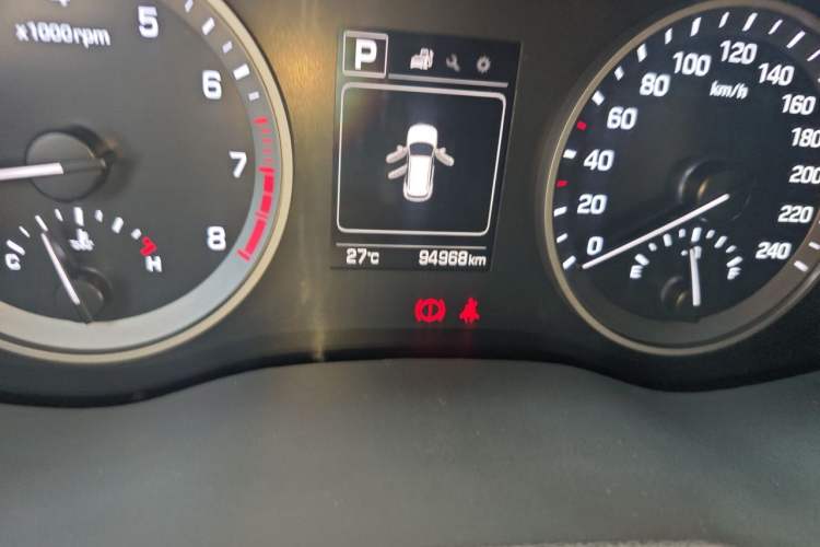 Used Hyundai Tucson 2018 1.6T Dual-Clutch Two-Wheel Drive 15th Anniversary Special Edition Odometer Close Up