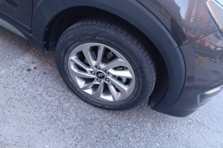 Used Hyundai Tucson 2018 1.6T Dual-Clutch Two-Wheel Drive 15th Anniversary Special Edition Right Front Wheel Hub