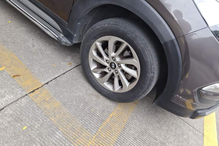 Used Hyundai Tucson 2018 1.6T Dual-Clutch Two-Wheel Drive 15th Anniversary Special Edition Right Front Wheel Hub