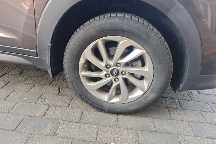 Used Hyundai Tucson 2018 1.6T Dual-Clutch Two-Wheel Drive 15th Anniversary Special Edition Right Front Wheel Hub