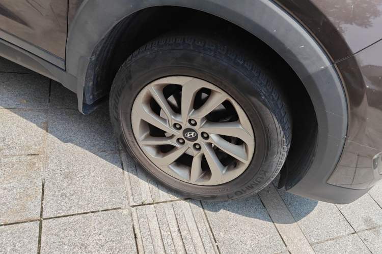 Used Hyundai Tucson 2018 1.6T Dual-Clutch Two-Wheel Drive 15th Anniversary Special Edition Right Front Wheel Hub