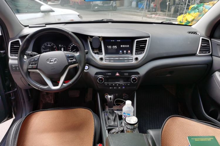 Used Hyundai Tucson 2018 1.6T Dual-Clutch Two-Wheel Drive 15th Anniversary Special Edition Center Console
