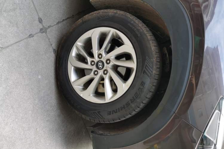 Used Hyundai Tucson 2018 1.6T Dual-Clutch Two-Wheel Drive 15th Anniversary Special Edition Right Front Wheel Hub