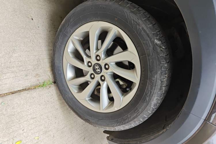Used Hyundai Tucson 2018 1.6T Dual-Clutch Two-Wheel Drive 15th Anniversary Special Edition Right Front Wheel Hub