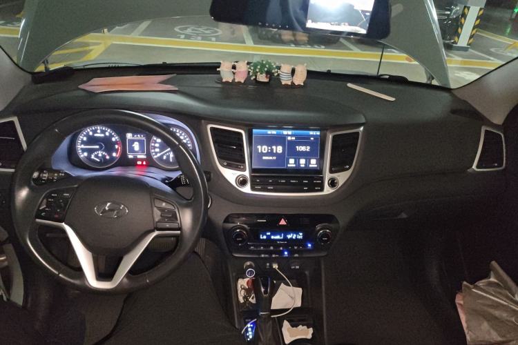 Used Hyundai Tucson 2018 1.6T Dual-Clutch Two-Wheel Drive 15th Anniversary Special Edition Center Console
