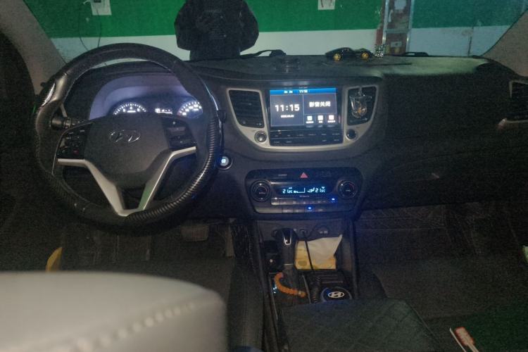 Used Hyundai Tucson 2018 1.6T Dual-Clutch Two-Wheel Drive 15th Anniversary Special Edition Center Console