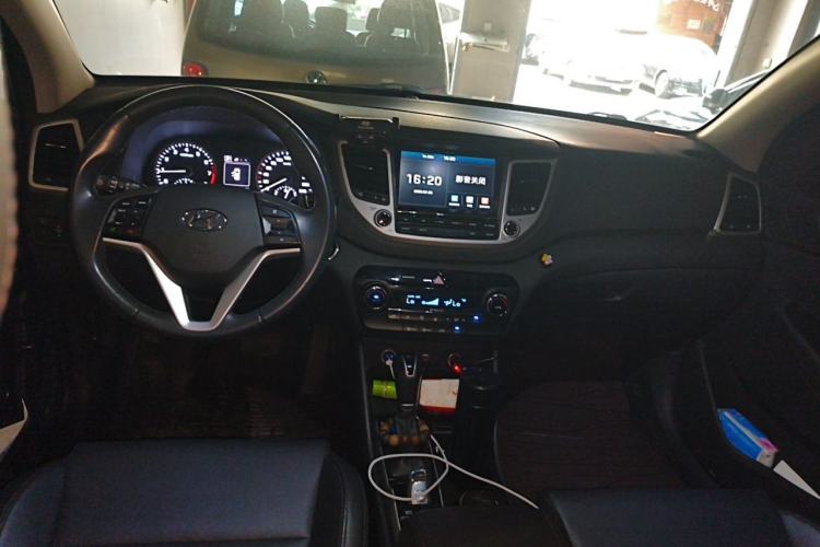 Used Hyundai Tucson 2018 1.6T Dual-Clutch Two-Wheel Drive 15th Anniversary Special Edition Center Console