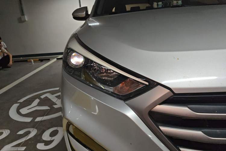 Used Hyundai Tucson 2018 1.6T Dual-Clutch Two-Wheel Drive 15th Anniversary Special Edition Right Front Headlight