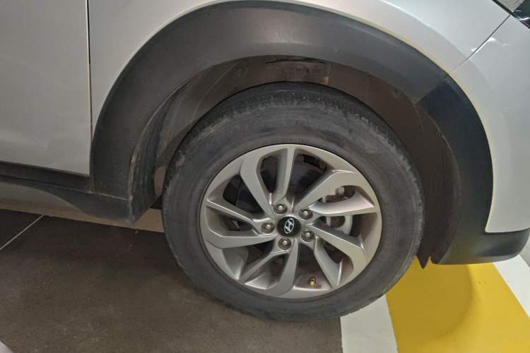 Used Hyundai Tucson 2018 1.6T Dual-Clutch Two-Wheel Drive 15th Anniversary Special Edition Right Front Wheel Hub