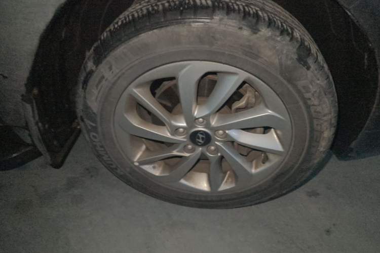 Used Hyundai Tucson 2018 1.6T Dual-Clutch Two-Wheel Drive 15th Anniversary Special Edition Right Front Wheel Hub