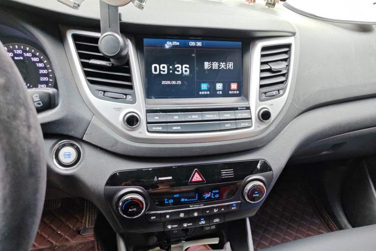 Used Hyundai Tucson 2018 1.6T Dual-Clutch Two-Wheel Drive 15th Anniversary Special Edition Audio And AC Panel