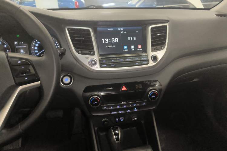 Used Hyundai Tucson 2018 1.6T Dual-Clutch Two-Wheel Drive 15th Anniversary Special Edition Audio And AC Panel