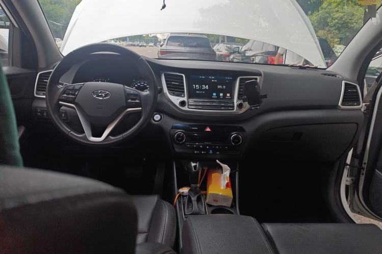 Used Hyundai Tucson 2018 1.6T Dual-Clutch Two-Wheel Drive 15th Anniversary Special Edition Center Console