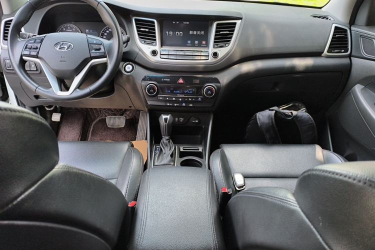 Used Hyundai Tucson 2018 1.6T Dual-Clutch Two-Wheel Drive 15th Anniversary Special Edition Center Console