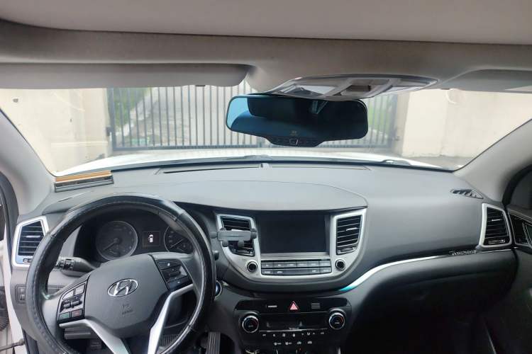 Used Hyundai Tucson 2018 1.6T Dual-Clutch Two-Wheel Drive 15th Anniversary Special Edition Center Console