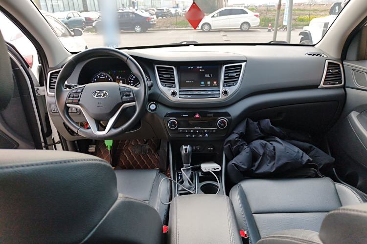 Used Hyundai Tucson 2018 1.6T Dual-Clutch Two-Wheel Drive 15th Anniversary Special Edition Center Console