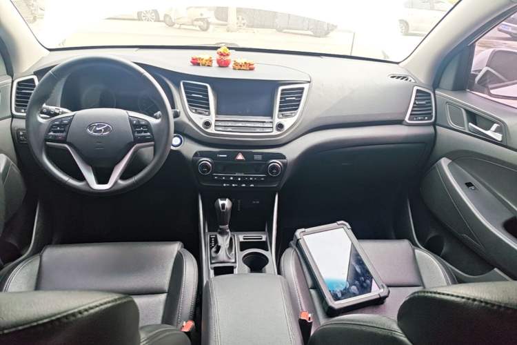 Used Hyundai Tucson 2018 1.6T Dual-Clutch Two-Wheel Drive 15th Anniversary Special Edition Center Console