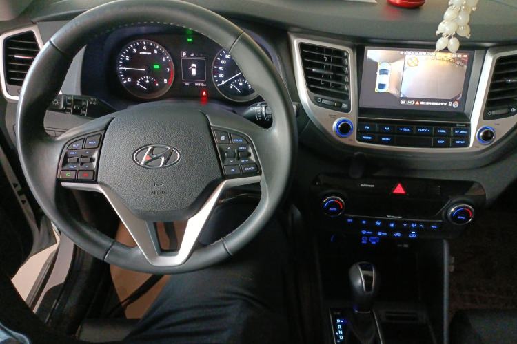 Used Hyundai Tucson 2018 1.6T Dual-Clutch Two-Wheel Drive 15th Anniversary Special Edition Center Console