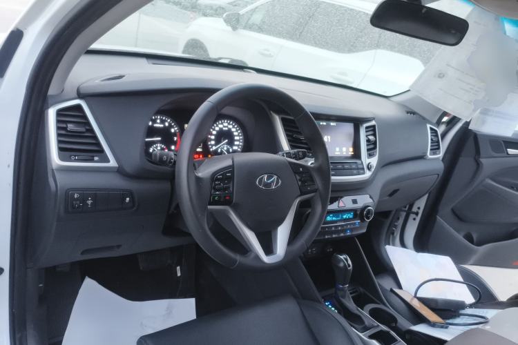 Used Hyundai Tucson 2018 1.6T Dual-Clutch Two-Wheel Drive 15th Anniversary Special Edition Center Console