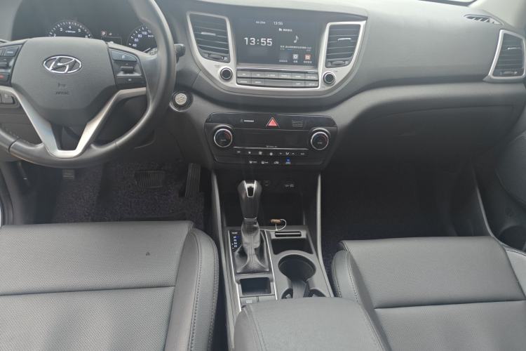 Used Hyundai Tucson 2018 1.6T Dual-Clutch Two-Wheel Drive 15th Anniversary Special Edition Center Console