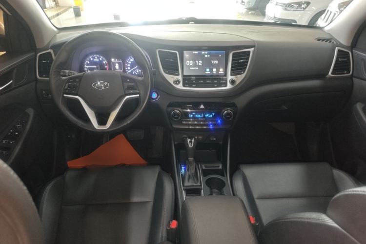Used Hyundai Tucson 2018 1.6T Dual-Clutch Two-Wheel Drive 15th Anniversary Special Edition Center Console