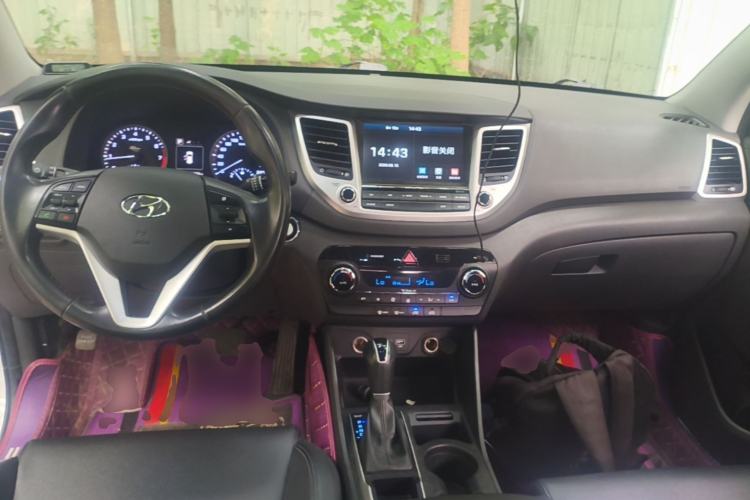 Used Hyundai Tucson 2018 1.6T Dual-Clutch Two-Wheel Drive 15th Anniversary Special Edition Center Console
