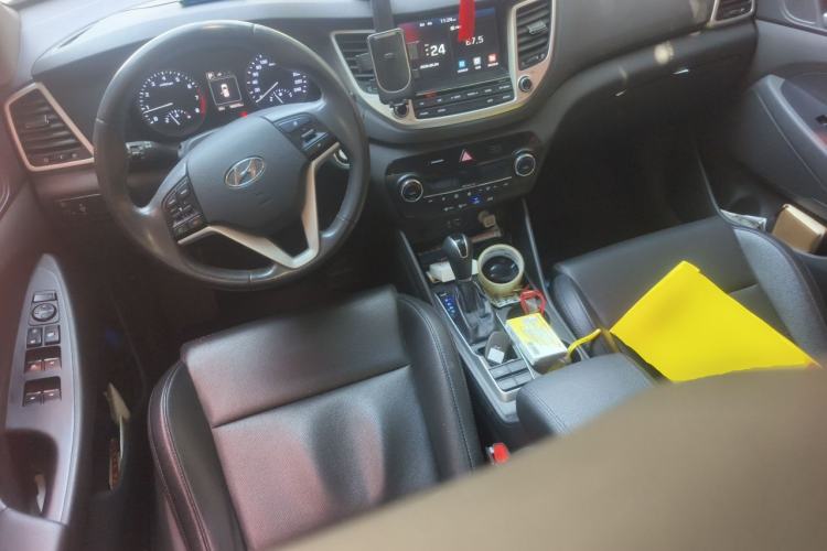 Used Hyundai Tucson 2018 1.6T Dual-Clutch Two-Wheel Drive 15th Anniversary Special Edition Center Console
