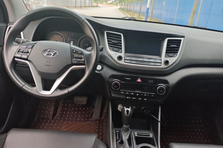 Used Hyundai Tucson 2018 1.6T Dual-Clutch Two-Wheel Drive 15th Anniversary Special Edition Center Console