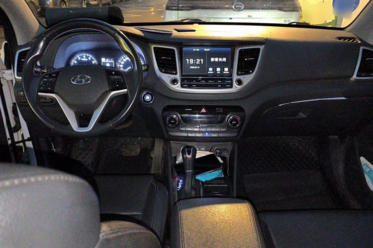 Used Hyundai Tucson 2018 1.6T Dual-Clutch Two-Wheel Drive 15th Anniversary Special Edition Center Console