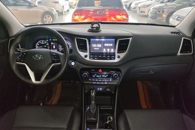 Used Hyundai Tucson 2018 1.6T Dual-Clutch Two-Wheel Drive 15th Anniversary Special Edition Center Console