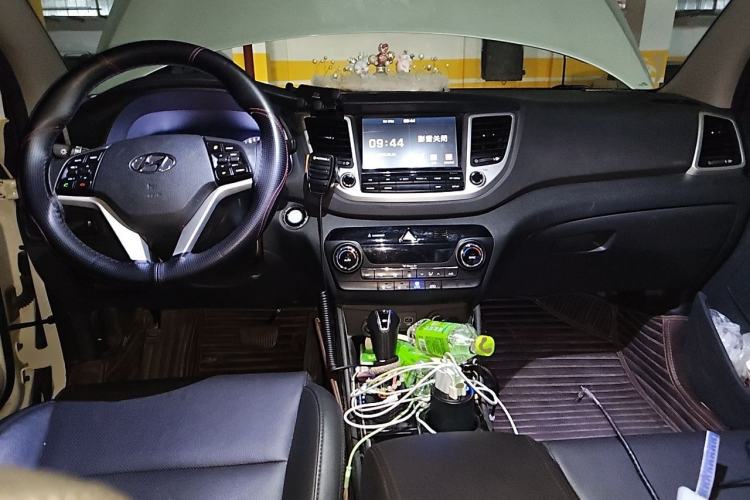 Used Hyundai Tucson 2018 1.6T Dual-Clutch Two-Wheel Drive 15th Anniversary Special Edition Center Console