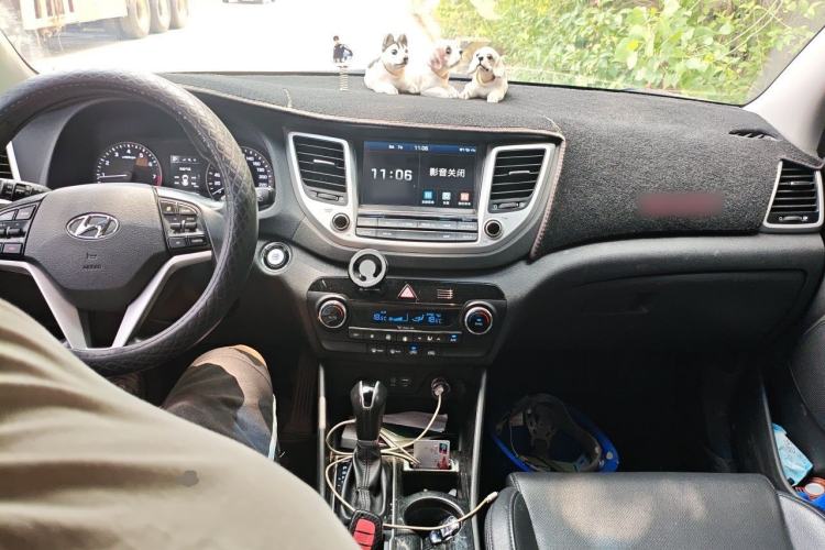 Used Hyundai Tucson 2018 1.6T Dual-Clutch Two-Wheel Drive 15th Anniversary Special Edition Center Console