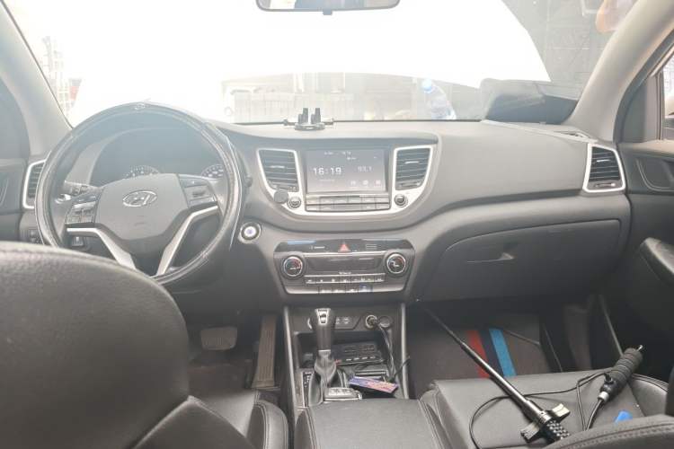 Used Hyundai Tucson 2018 1.6T Dual-Clutch Two-Wheel Drive 15th Anniversary Special Edition Center Console