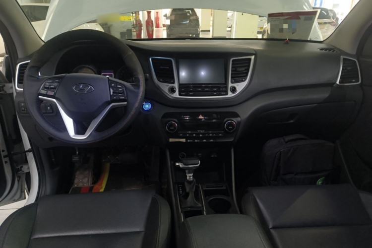 Used Hyundai Tucson 2018 1.6T Dual-Clutch Two-Wheel Drive 15th Anniversary Special Edition Center Console