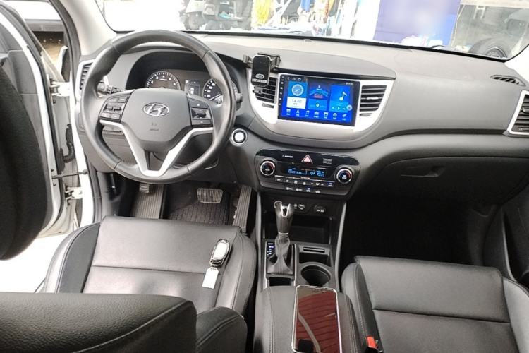 Used Hyundai Tucson 2018 1.6T Dual-Clutch Two-Wheel Drive 15th Anniversary Special Edition Center Console