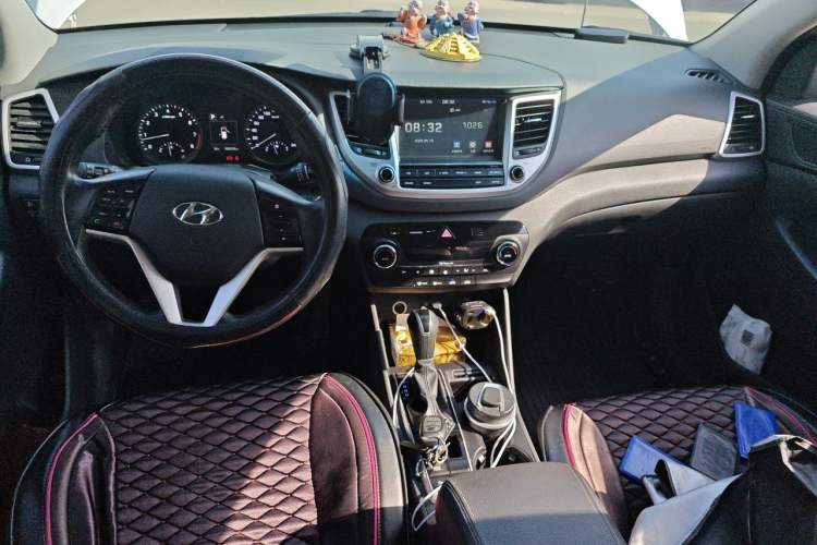 Used Hyundai Tucson 2018 1.6T Dual-Clutch Two-Wheel Drive 15th Anniversary Special Edition Center Console