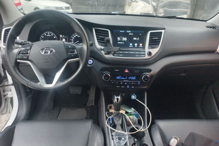 Used Hyundai Tucson 2018 1.6T Dual-Clutch Two-Wheel Drive 15th Anniversary Special Edition Center Console