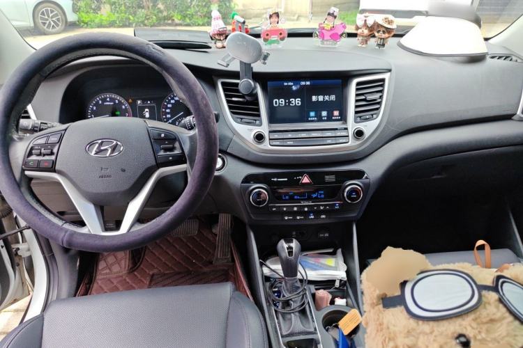 Used Hyundai Tucson 2018 1.6T Dual-Clutch Two-Wheel Drive 15th Anniversary Special Edition Center Console