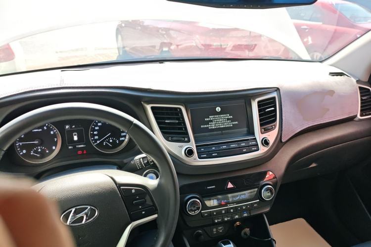 Used Hyundai Tucson 2018 1.6T Dual-Clutch Two-Wheel Drive 15th Anniversary Special Edition Center Console