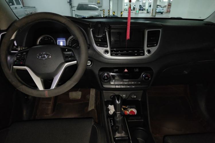 Used Hyundai Tucson 2018 1.6T Dual-Clutch Two-Wheel Drive 15th Anniversary Special Edition Center Console