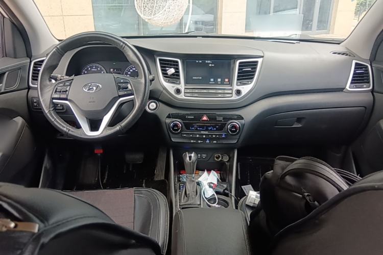 Used Hyundai Tucson 2018 1.6T Dual-Clutch Two-Wheel Drive 15th Anniversary Special Edition Center Console