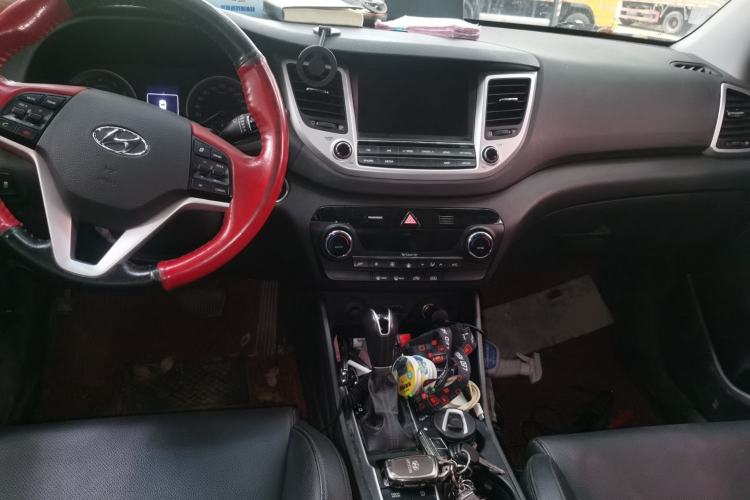 Used Hyundai Tucson 2018 1.6T Dual-Clutch Two-Wheel Drive 15th Anniversary Special Edition Center Console