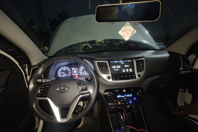 Used Hyundai Tucson 2018 1.6T Dual-Clutch Two-Wheel Drive 15th Anniversary Special Edition Center Console