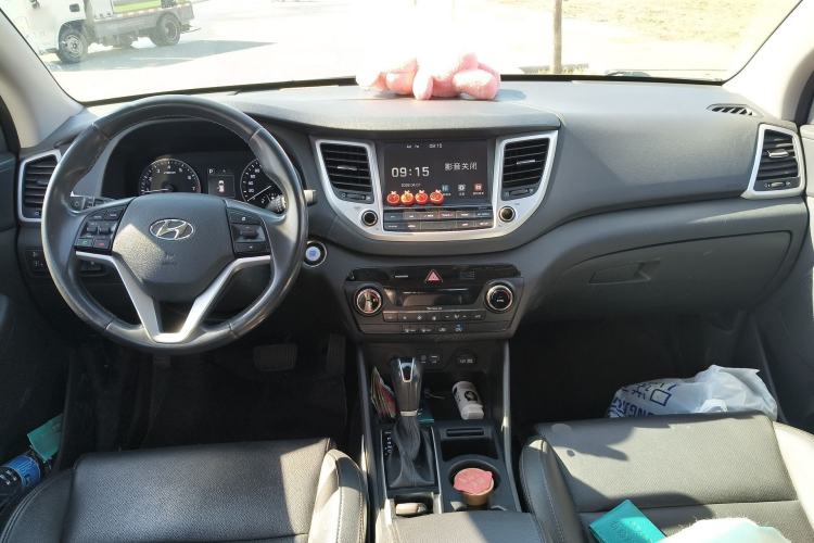 Used Hyundai Tucson 2018 1.6T Dual-Clutch Two-Wheel Drive 15th Anniversary Special Edition Center Console