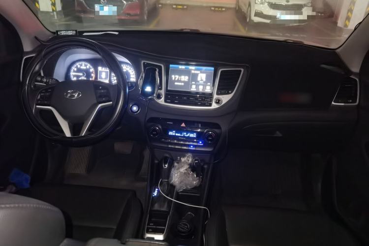 Used Hyundai Tucson 2018 1.6T Dual-Clutch Two-Wheel Drive 15th Anniversary Special Edition Center Console