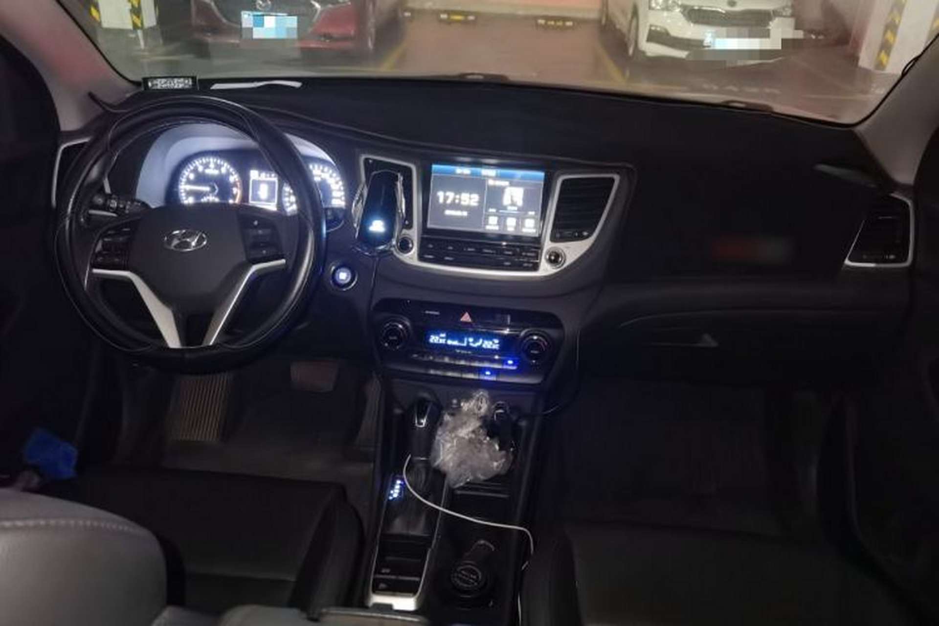 Used Hyundai Tucson 2018 1.6T Dual-Clutch Two-Wheel Drive 15th Anniversary Special Edition Center Console