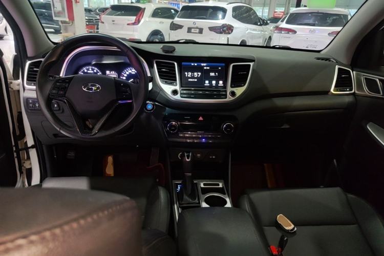 Used Hyundai Tucson 2018 1.6T Dual-Clutch Two-Wheel Drive 15th Anniversary Special Edition Center Console