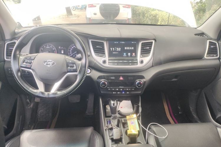 Used Hyundai Tucson 2018 1.6T Dual-Clutch Two-Wheel Drive 15th Anniversary Special Edition Center Console