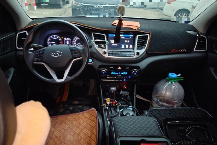 Used Hyundai Tucson 2018 1.6T Dual-Clutch Two-Wheel Drive 15th Anniversary Special Edition Center Console